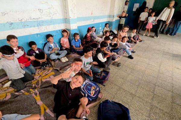 بعد ثلاث سنوات من الانقطاع... طلاب غزة يعودون إلى مدارسهم بعد ثلاث سنوات من الانقطاع... طلاب غزة يعودون إلى مدارسهم - سبوتنيك عربي