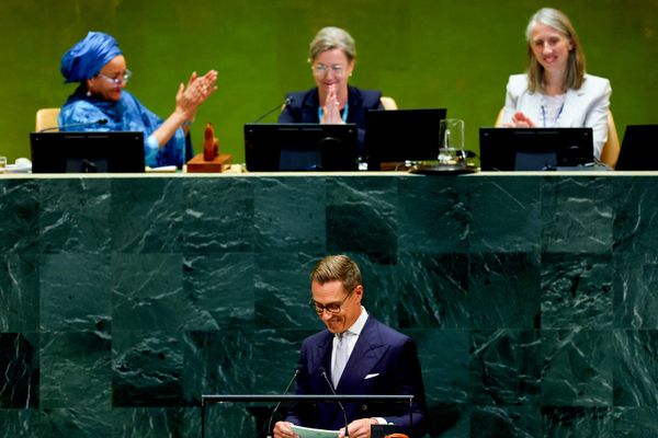 إيلينا كالكو، الممثلة الدائمة لفنلندا لدى الأمم المتحدة، تشير بيديها أثناء الإشارة إليها، وذلك تزامناً مع إلقاء الرئيس الفنلندي ألكسندر ستوب كلمة أمام الدورة الحادية والثمانين للجمعية العامة للأمم المتحدة في مقر المنظمة في مدينة نيويورك، الولايات المتحدة. - سبوتنيك عربي