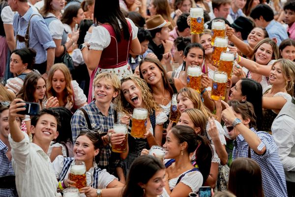 شباب يهتفون بعد افتتاح مهرجان أكتوبر للبيرة رقم 191 في ميونيخ، ألمانيا، السبت 19 سبتمبر/أيلول 2026. - سبوتنيك عربي