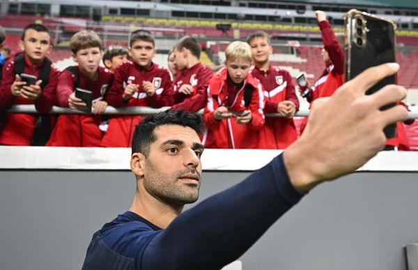 لاعب المنتخب الإيراني مهدي طارمي يلتقط صورة "سيلفي" لنفسه باستخدام هاتفه المحمول، وذلك قبل بدء تمرين الفريق في قازان. - سبوتنيك عربي
