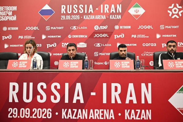 يظهر كل من المدرب للمنتخب الإيراني  لكرة القدم أمير قلعة ومهدي طارمي، لاعب المنتخب الإيراني، في مؤتمر صحفي قبل الحصة التدريبية للفريق في قازان. - سبوتنيك عربي