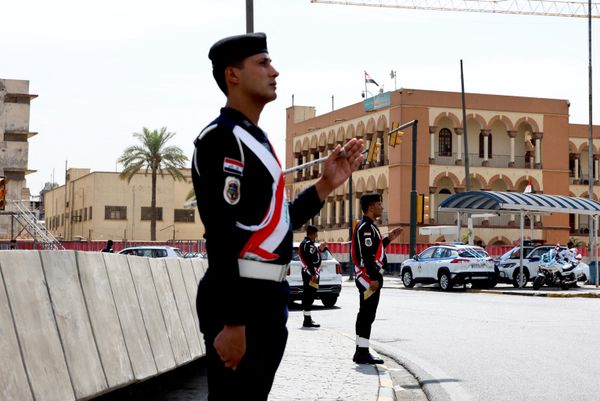 عناصر من قوات الأمن العراقية يقفون للحراسة على الطريق أثناء احتفالهم بانسحاب قوات "التحالف" - سبوتنيك عربي
