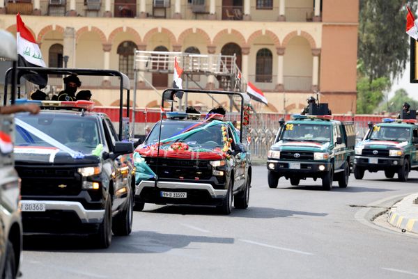 موكب من سيارات الأمن العراقية خلال مرورها في أحد شوارع المدينة احتفالاً بانسحاب قوات "التحالف" - سبوتنيك عربي