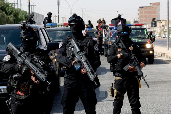 عناصر من قوات الأمن العراقية يشاركون في موكب يجوب المدينة احتفالاً بانسحاب قوات "التحالف" - سبوتنيك عربي