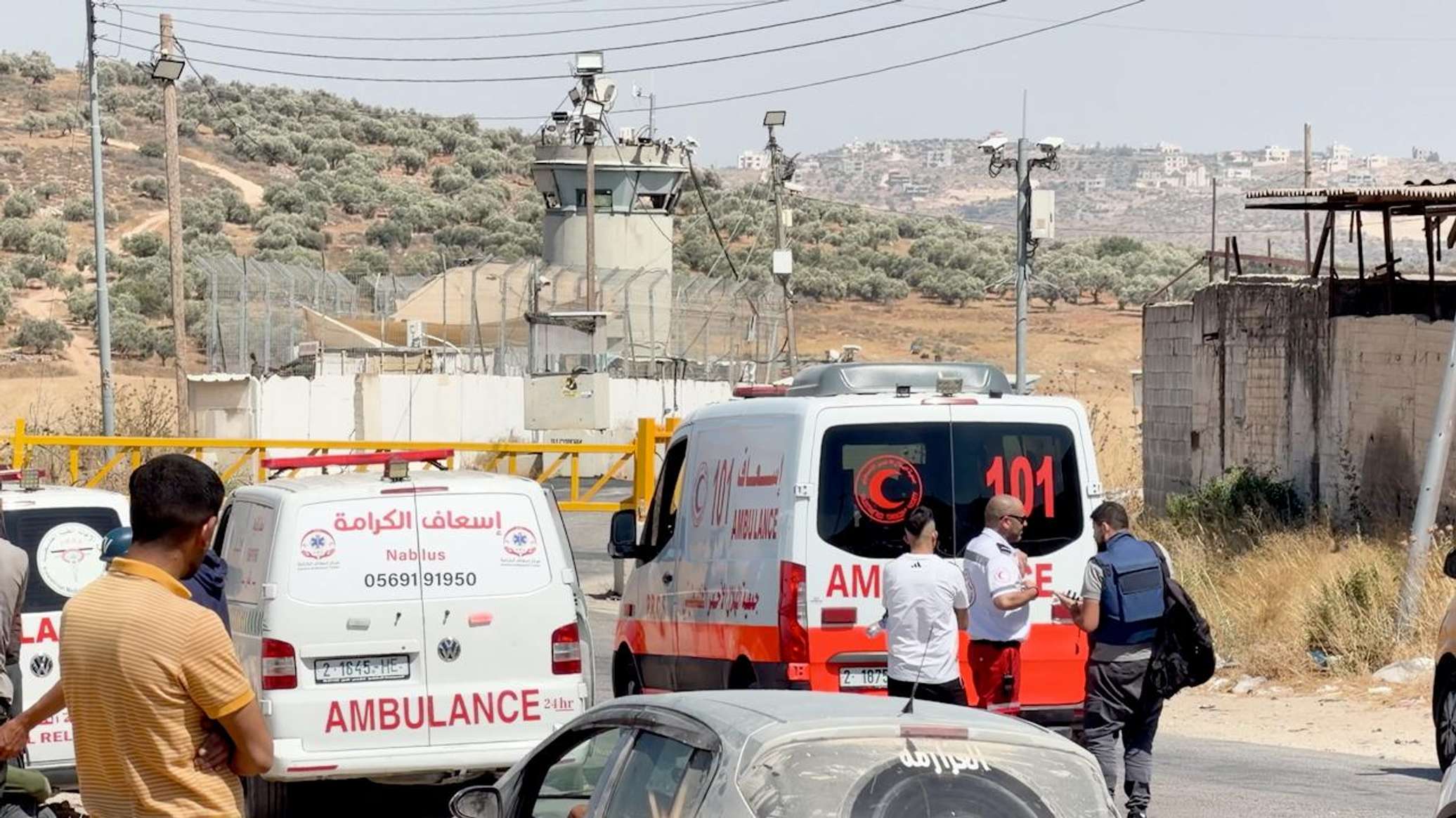 حواجز وبوابات عسكرية في الضفة الغربية تسرق ساعات الانتظار وتخنق حياة الفلسطينيين