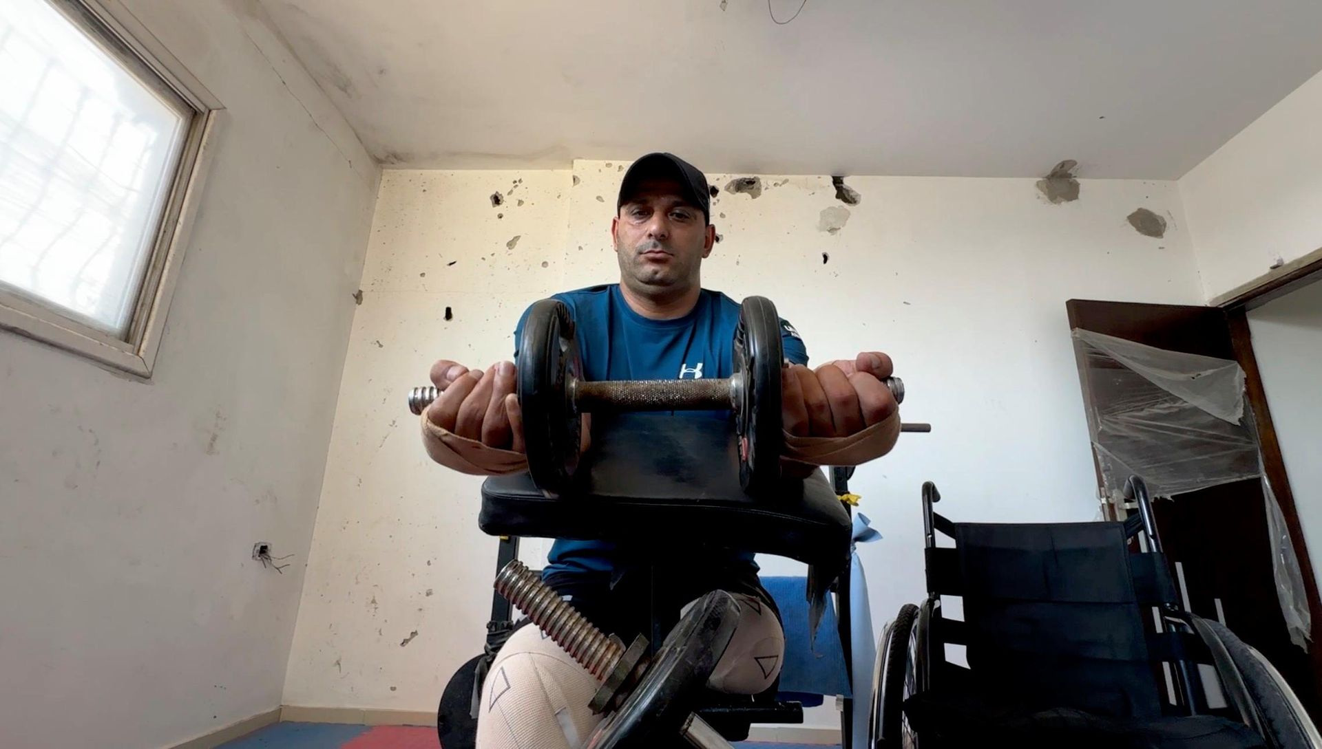 رياضي فلسطيني يحول بتر ساقيه إلى أمل بصالة ألعاب في منزله المدمر رياضي فلسطيني يحول بتر ساقيه إلى أمل بصالة ألعاب في منزله المدمر - سبوتنيك عربي, 1920, 30.09.2026