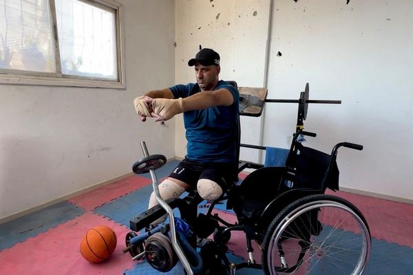 رياضي فلسطيني يحول بتر ساقيه إلى أمل بصالة ألعاب في منزله المدمر رياضي فلسطيني يحول بتر ساقيه إلى أمل بصالة ألعاب في منزله المدمر - سبوتنيك عربي