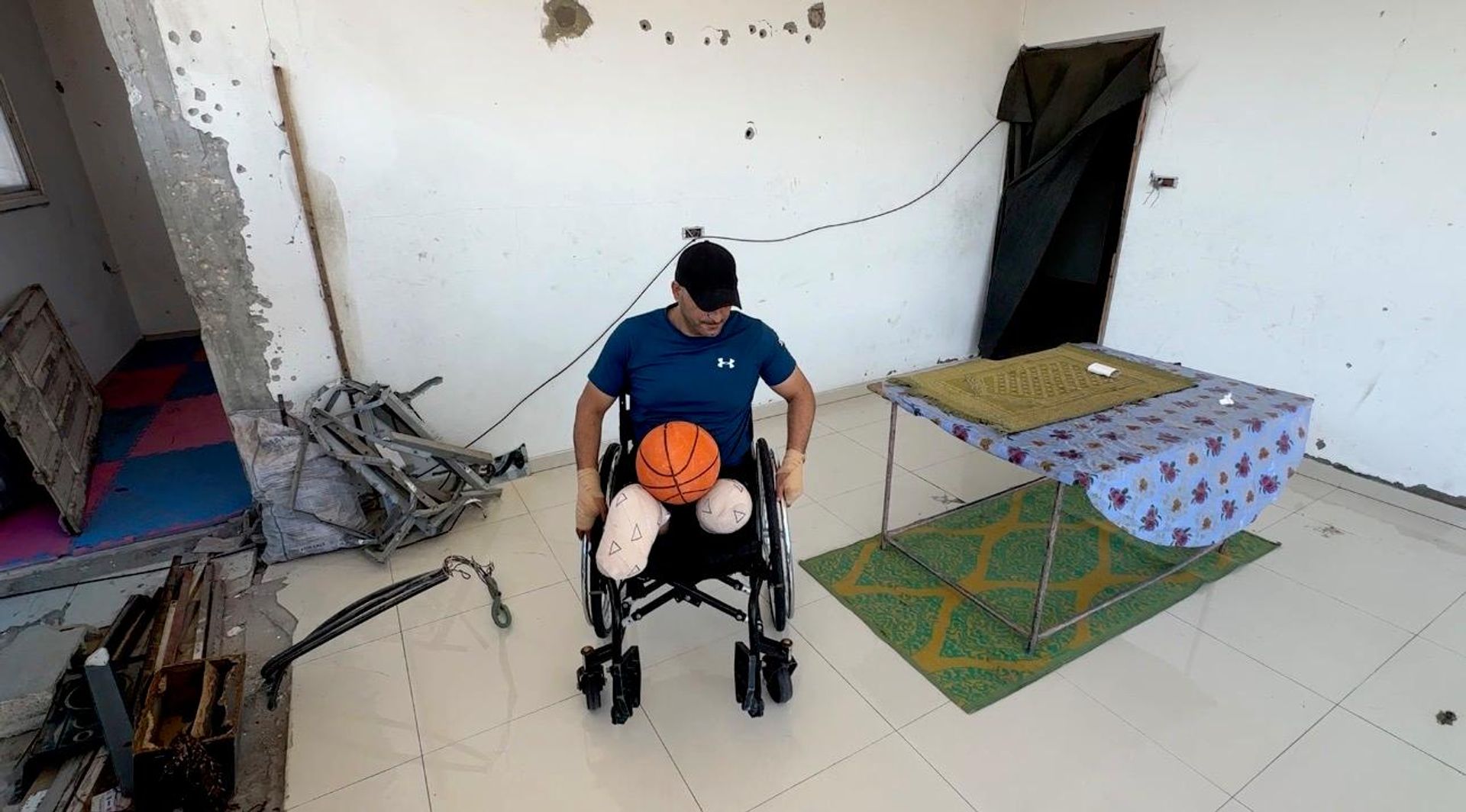 رياضي فلسطيني يحول بتر ساقيه إلى أمل بصالة ألعاب في منزله المدمر رياضي فلسطيني يحول بتر ساقيه إلى أمل بصالة ألعاب في منزله المدمر - سبوتنيك عربي, 1920, 30.09.2026