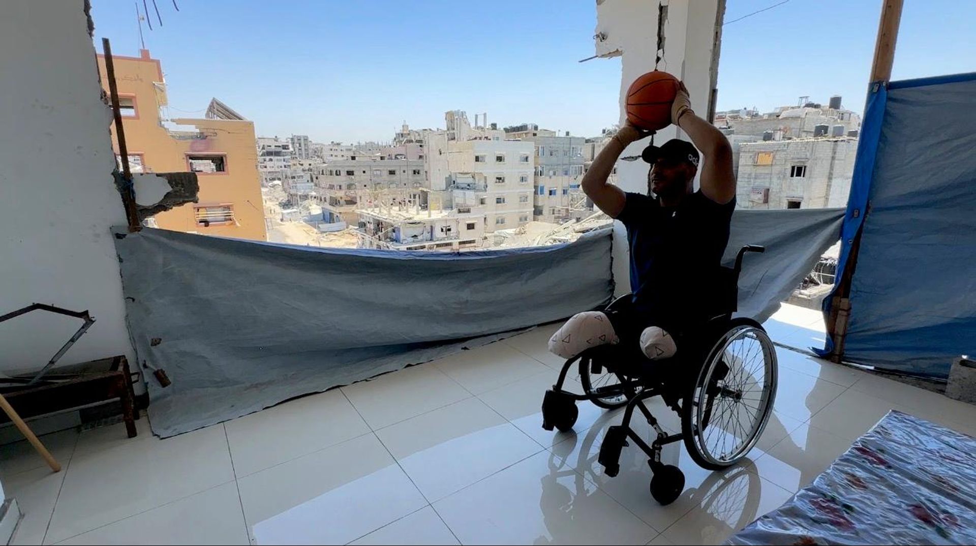 رياضي فلسطيني يحول بتر ساقيه إلى أمل بصالة ألعاب في منزله المدمر رياضي فلسطيني يحول بتر ساقيه إلى أمل بصالة ألعاب في منزله المدمر - سبوتنيك عربي, 1920, 30.09.2026