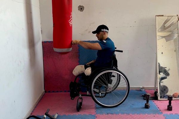 رياضي فلسطيني يحول بتر ساقيه إلى أمل بصالة ألعاب في منزله المدمر رياضي فلسطيني يحول بتر ساقيه إلى أمل بصالة ألعاب في منزله المدمر - سبوتنيك عربي