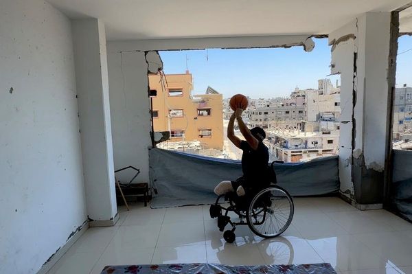 رياضي فلسطيني يحول بتر ساقيه إلى أمل بصالة ألعاب في منزله المدمر رياضي فلسطيني يحول بتر ساقيه إلى أمل بصالة ألعاب في منزله المدمر - سبوتنيك عربي