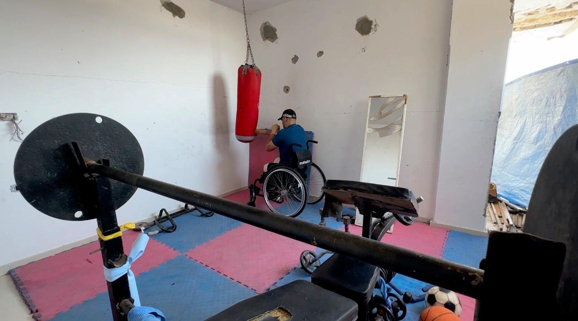 رياضي فلسطيني يحول بتر ساقيه إلى أمل بصالة ألعاب في منزله المدمر رياضي فلسطيني يحول بتر ساقيه إلى أمل بصالة ألعاب في منزله المدمر - سبوتنيك عربي, 1920, 30.09.2026