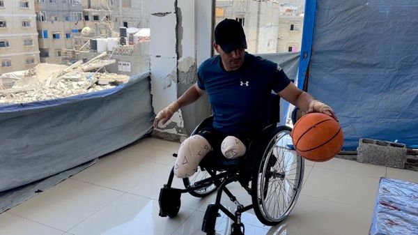 رياضي فلسطيني يحول بتر ساقيه إلى أمل بصالة ألعاب في منزله المدمر