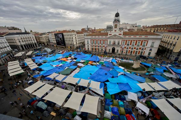 ناشطون يقيمون مخيمًا احتجاجيًا في ساحة "سول" بمدريد للمطالبة بتشديد القوانين لحماية المستأجرين، عقب إخلاء السيدة "ماريكارمن"، البالغة 87 عامًا، من منزلها. - سبوتنيك عربي
