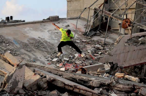 المتزلج الفلسطيني، حمزة ضاهر، يمارس رياضة التزلج على على أنقاض مبان دمرت خلال الحرب في غزة. - سبوتنيك عربي