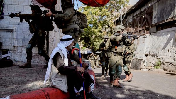 Израильские солдаты занимают позиции во время военной операции на рынке в Наблусе, Западный берег реки Иордан - سبوتنيك عربي