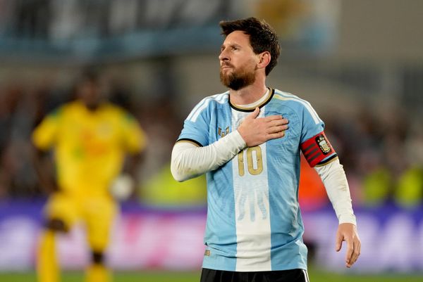اللاعب الأرجنتيني ليونيل ميسي، يحتفل بعد تسجيله الهدف الثالث من ركلة جزاء خلال مباراته الأخيرة مع المنتخب الوطني، في مباراة ودية ضد فريق بنين، في بوينس آيرس في الأرجنتين. - سبوتنيك عربي