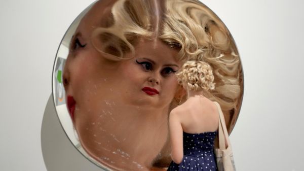 Инсталляция Inverse Reverse Perverse (Обратное, реверсивное, извращенное) художника Керита Уин Эванса, представленная во время пресс-показа выставки 90-е: искусство и мода в лондонской галерее Тейт Британия - سبوتنيك عربي