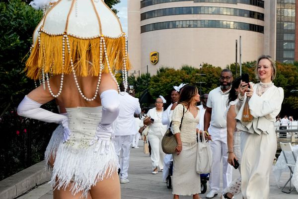 وصول مشاركين إلى فعالية "Diner en Blanc" (العشاء الأبيض) يوم الخميس، 1 أكتوبر 2026، في نيويورك. (صورة من أسوشيتد برس/فرانك فرانكلين الثاني). - سبوتنيك عربي