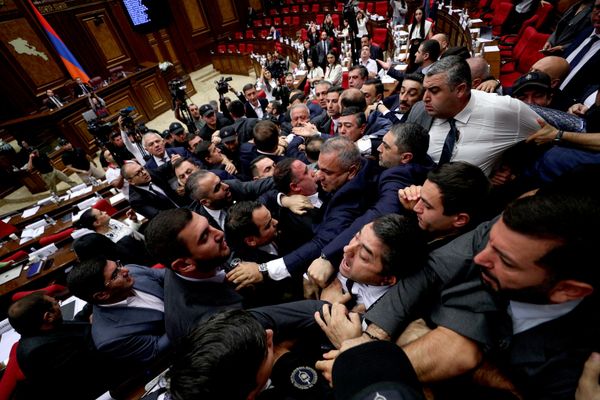 اشتباك بالأيدي بين أعضاء من حزب "العقد المدني" الحاكم وحزب "أرمينيا القوية" المعارض، وذلك إثر خلاف نشب بسبب انتقاد وجهه نائب معارض لرئيس البرلمان خلال جلسة برلمانية في يريفان، أرمينيا، 6 أكتوبر 2026. (تصوير: فاهرام باغداساريان/عبر وكالة رويترز ). - سبوتنيك عربي