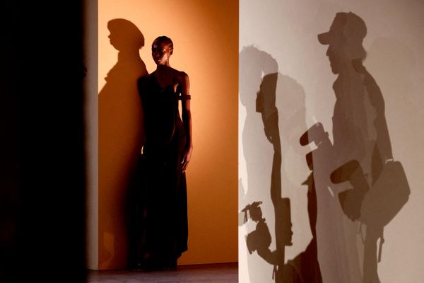 عارضة أزياء تقف لالتقاط صور قبيل عرض مجموعة الملابس النسائية الجاهزة لموسم ربيع وصيف 2027 للمصممة فيكتوريا بيكهام، وذلك خلال أسبوع الموضة في باريس، فرنسا، 2 أكتوبر 2026. (رويترز/توم نيكلسون). - سبوتنيك عربي