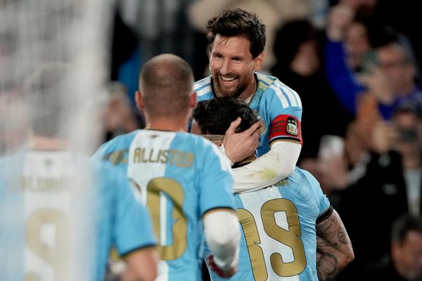 اللاعب الأرجنتيني نيكولاس أوتامندي (19 عاماً) يحتفل مع زميله ليونيل ميسي بعد تسجيله الهدف الأول لفريقه، وذلك خلال المباراة الأخيرة لميسي مع المنتخب الوطني -وهي مباراة ودية ضد بنين- في بوينس آيرس، الأرجنتين، الثلاثاء 6 أكتوبر 2026. (صورة أسوشيتد برس/غوستافو غاريلو). - سبوتنيك عربي