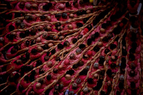 يشكّل أعضاء فرقة "كاستيلرز كولا فيلا" (Castellers Colla Vella) "كاستيل" - أو برجاً بشرياً - خلال الدورة الثلاثين لمسابقة الأبراج البشرية في تاراغونا بإسبانيا، يوم الأحد 4 أكتوبر 2026. (صورة أسوشيتد برس/ إميليو موريناتي). - سبوتنيك عربي