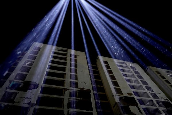 أضواء مرفوعة بين المباني تكريماً لضحايا زلزالين كارثيين وقعا في شهر يونيو، وذلك بعد مرور 100 يوم على الكارثة في لا غوايرا، فنزويلا، يوم الجمعة 2 أكتوبر 2026. (صورة أسوشيتد برس/ أريانا كوبيلوس). - سبوتنيك عربي