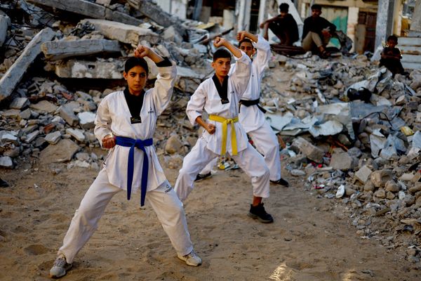 شباب فلسطينيون يتدربون على التايكوندو بالقرب من منزل دُمّر خلال الحرب، في النصيرات بوسط قطاع غزة، 6 أكتوبر 2026. رويترز/ محمود عيسى. - سبوتنيك عربي