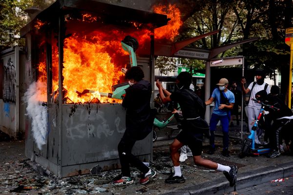 أشخاص يحاولون وضع سكوتر كهربائي داخل هيكل مشتعل في أحد الشوارع، وذلك خلال احتجاج عفوي لطلاب المدارس الثانوية ضد إصلاحات تعليمية أقرتها حكومة اتحاد "والونيا-بروكسل" وضد زيادة الرسوم الدراسية، في مدينة لييج ببلجيكا، 7 أكتوبر 2026. (رويترز/ ستيفاني ليكوك). - سبوتنيك عربي