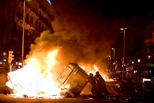 محتجون يضرمون النار في حاويات القمامة أثناء اشتباكات مع الشرطة عقب مظاهرة حول أزمة الإسكان في إسبانيا، وذلك بعد ساعات من إعلان رئيس الوزراء بيدرو سانشيز عن انتخابات عامة مبكرة، في برشلونة بإسبانيا، الاثنين 5 أكتوبر 2026. (صورة أسوشيتد برس/ إميليو موريناتي). - سبوتنيك عربي