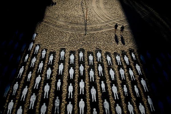 أشخاص يسيرون بجوار مجسم فني يحيي الذكرى السنوية الثالثة للهجوم الذي قادته حركة حماس على إسرائيل في 7 أكتوبر 2023، وذلك على الواجهة البحرية في تل أبيب بإسرائيل، الأربعاء 7 أكتوبر 2026. (صورة أسوشيتد برس/ عوديد باليلتي). - سبوتنيك عربي