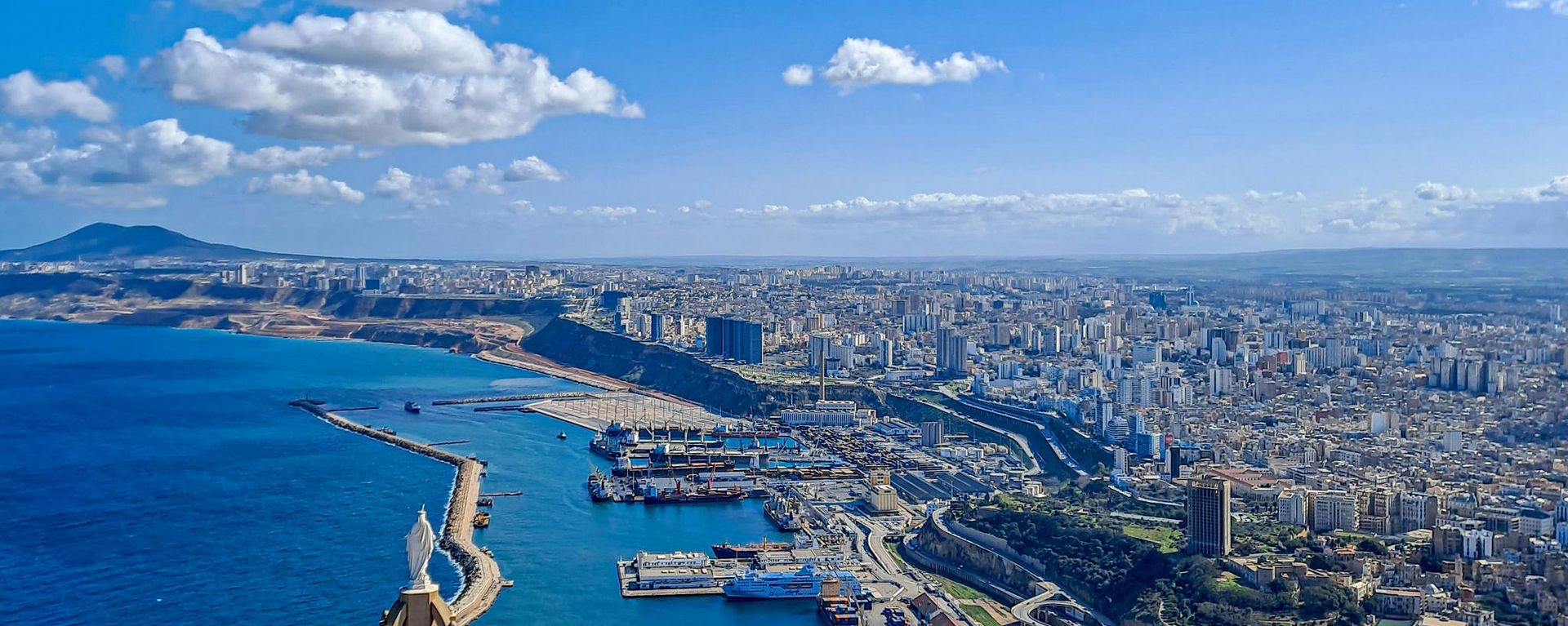 الجزائر تخطط لرفع الضرائب على التبغ والكحول لزيادة الإيرادات وحماية الصحة العامة - سبوتنيك عربي, 1920, 27.10.2026