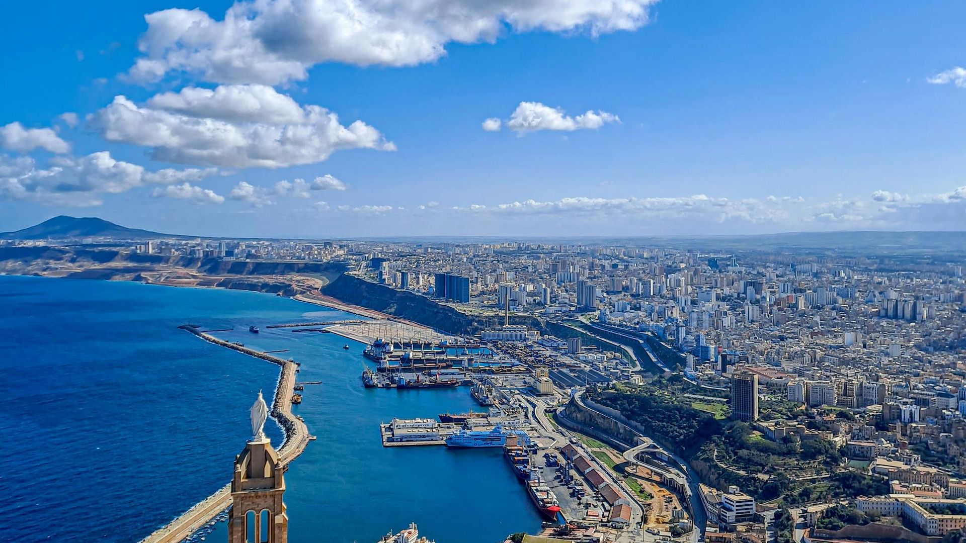 الجزائر تخطط لرفع الضرائب على التبغ والكحول لزيادة الإيرادات وحماية الصحة العامة الجزائر تخطط لرفع الضرائب على التبغ والكحول لزيادة الإيرادات وحماية الصحة العامة - سبوتنيك عربي, 1920, 09.10.2026