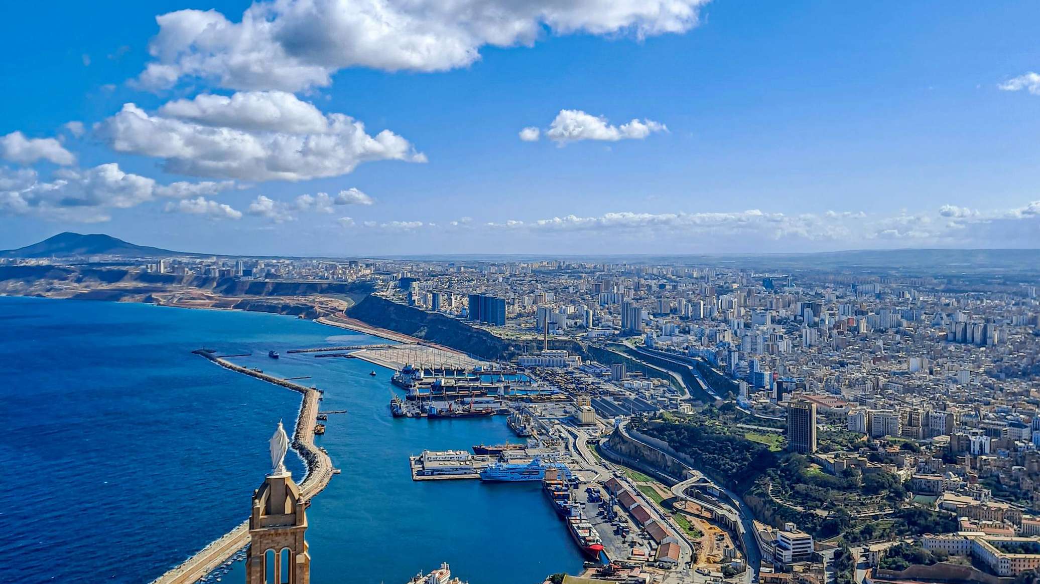 الجزائر تخطط لرفع الضرائب على التبغ والكحول لزيادة الإيرادات وحماية الصحة العامة