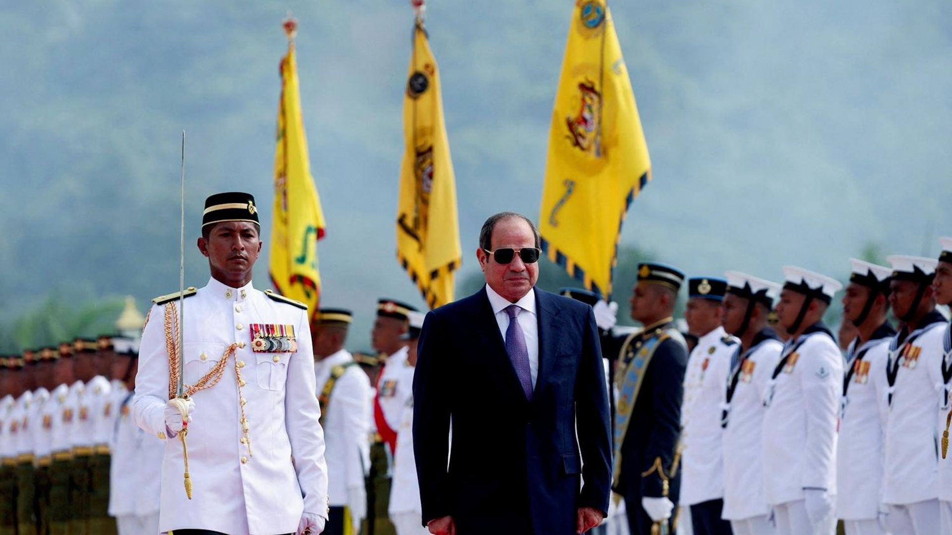 الرئيس المصري، عبد الفتاح السيسي، يتفقد حرس الشرف خلال مراسم استقبال رسمية في القصر الوطني في كوالالمبور، ماليزيا، 10 أكتوبر/ تشرين الأول 2026 - سبوتنيك عربي, 1920, 10.10.2026