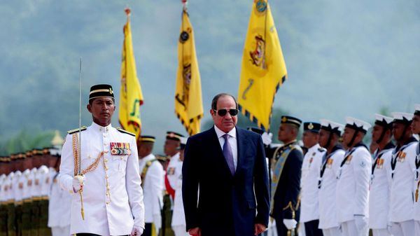 الرئيس المصري، عبد الفتاح السيسي، يتفقد حرس الشرف خلال مراسم استقبال رسمية في القصر الوطني في كوالالمبور، ماليزيا، 10 أكتوبر/ تشرين الأول 2026 - سبوتنيك عربي