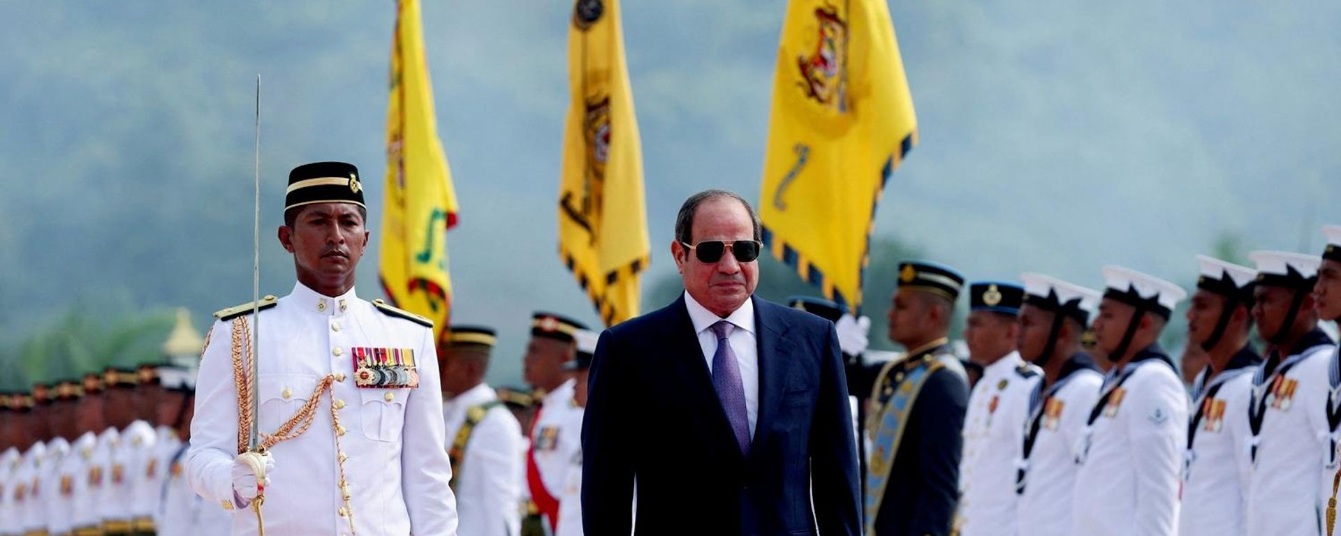 الرئيس المصري، عبد الفتاح السيسي، يتفقد حرس الشرف خلال مراسم استقبال رسمية في القصر الوطني في كوالالمبور، ماليزيا، 10 أكتوبر/ تشرين الأول 2026 - سبوتنيك عربي, 1920, 10.10.2026
