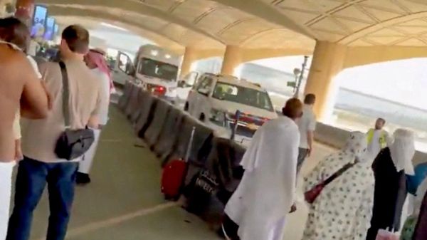 سيارة إسعاف متوقفة خارج مطار الملك خالد الدولي بعد إصابة عدة أشخاص في هجوم على المطار، 10 أكتوبر/ تشرين الأول 2026، وذلك في لقطة شاشة مأخوذة من مقطع فيديو نُشر على وسائل التواصل الاجتماعي - سبوتنيك عربي