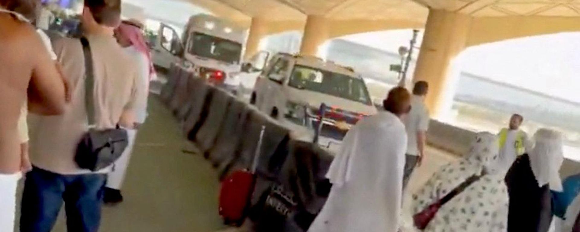 سيارة إسعاف متوقفة خارج مطار الملك خالد الدولي بعد إصابة عدة أشخاص في هجوم على المطار، 10 أكتوبر/ تشرين الأول 2026، وذلك في لقطة شاشة مأخوذة من مقطع فيديو نُشر على وسائل التواصل الاجتماعي - سبوتنيك عربي, 1920, 11.10.2026