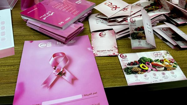 حملة "يدا بيد ننجو معا" في بنغازي لتعزيز الكشف المبكر عن سرطان الثدي