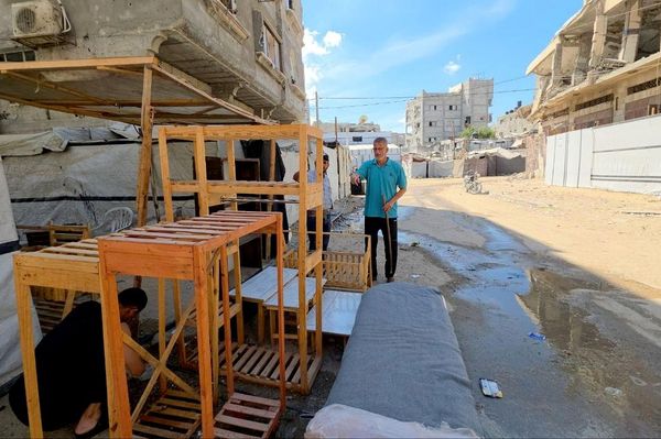 نجار يعيد تدوير أخشاب المساعدات لصناعة الأثاث في غزة - سبوتنيك عربي
