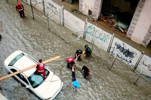 فيضانات طرابلس.. 24 بلاغًا للهلال الأحمر وانتشال جثمان موظف إثر صعق كهربائي - سبوتنيك عربي