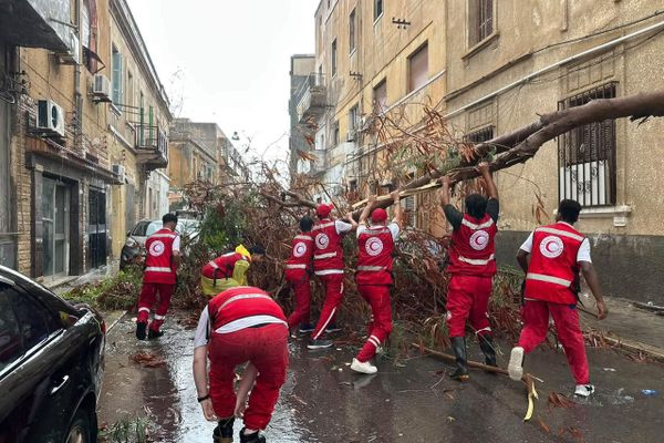 فيضانات طرابلس.. 24 بلاغًا للهلال الأحمر وانتشال جثمان موظف إثر صعق كهربائي - سبوتنيك عربي