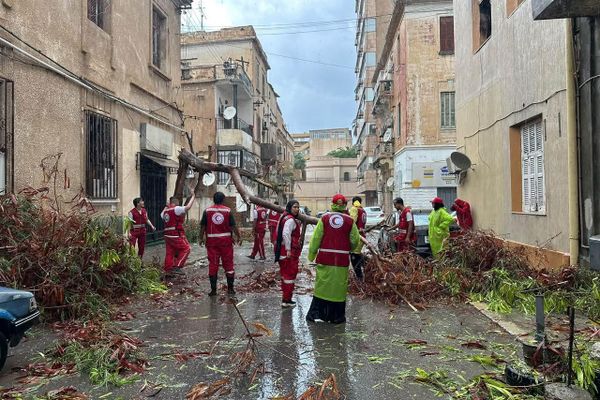 فيضانات طرابلس.. 24 بلاغًا للهلال الأحمر وانتشال جثمان موظف إثر صعق كهربائي - سبوتنيك عربي