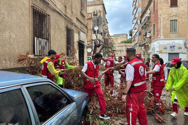 فيضانات طرابلس.. 24 بلاغًا للهلال الأحمر وانتشال جثمان موظف إثر صعق كهربائي - سبوتنيك عربي