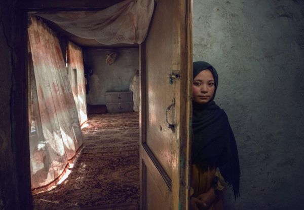 تجسد أمينة، الفتاة الأفغانية، واقع آلاف النساء اللواتي يعشن خلف جدران من القيود، محرومات من العمل والاستقلالية والقدرة على تغيير مصيرهن. وفي بلد أنهكته المآسي، تتشابه حكايات العائلات التي فقدت رجالها، تاركة فراغا كبيرا وأملا يتلاشى بمستقبل أفضل. - سبوتنيك عربي
