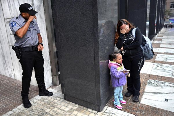 في لحظة تختصر حجم الألم الإنساني، ينهار حارس أمن باكيا أمام مشهد عائلة مهاجرة مفجوعة، بعدما احتجزت سلطات الهجرة الأمريكية زوج المرأة بصورة مفاجئة خلال جلسة محكمة في نيويورك، وتأتي الصورة في ظل تصاعد حملات الترحيل التي تهدد استقرار عائلات كثيرة. - سبوتنيك عربي