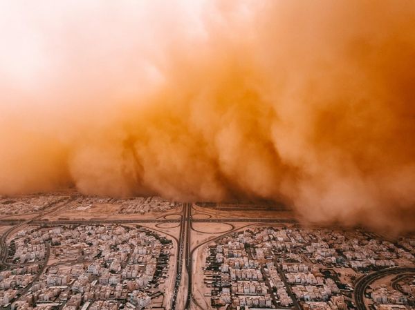 تجتاح عاصفة ترابية كثيفة منطقة مبارك الكبير في الكويت، فتحول السماء إلى اللون البرتقالي وتحجب الأفق خلف سحابة من الغبار، ومع انعدام الرؤية، يخيم على المكان مشهد مهيب يوحي وكأن العالم اختفى خلف ستار كثيف. - سبوتنيك عربي