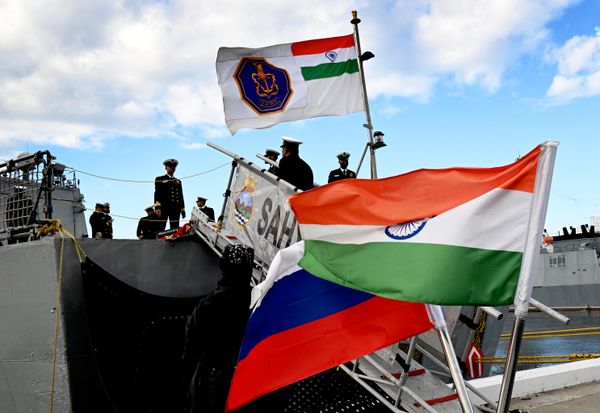 صورة للأعلام المرفوعة، حيث يظهر بوضوح علم روسيا وعلم الهند متجاورين، ما يرمز للشراكة بين البلدين. - سبوتنيك عربي